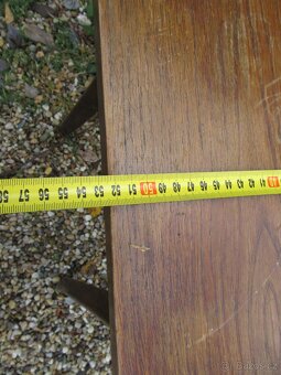 Nabízím starý televizní stolek na renovaci. Původní stav. J - 3