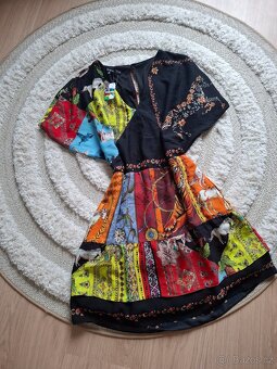 Barevné šaty Desigual - 3