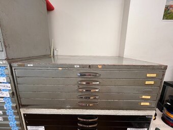 Ocelová plechová skříň s pěti zásuvkami. - 3
