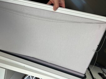 Roleta tlumící světlo na střešní okno VELUX - 3