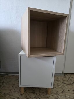 SKŘÍŇKA S PODNOŽÍM - 3