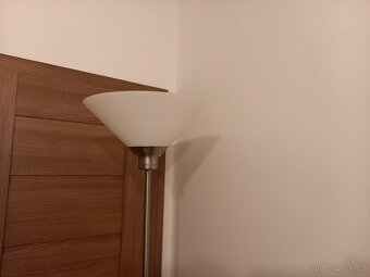 ikea stojací lampa se skleněným stínidlem - 3