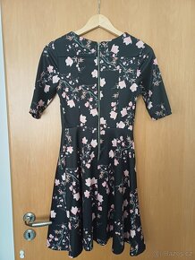 Černé letní šaty s květy - 3