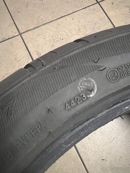 275/40 r22 najeto 1000 km dot 24  jako nove - 3