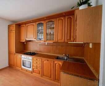 Starší dřevěná Koryna kuchyně, funkční spotřebiče v ceně. - 3