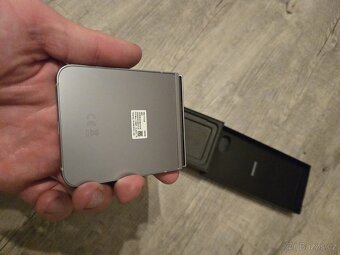 Samsung Z Flip6 - 256GB - 3