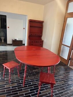 Červená sada  třech skříní, stolu a židlí 5ks - 3