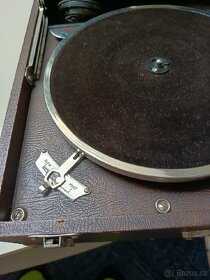 KUFŘÍKOVÝ GRAMOFON NA KLIKU - 3