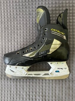 Hokejové brusle True CATALYST 7 SR, vel. 44,5, šířka EE - 3