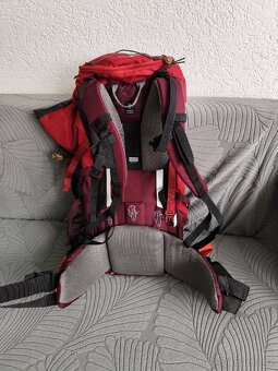 FORCLAZ Dámský turistický batoh MT100 EasyFit 50 L - 3