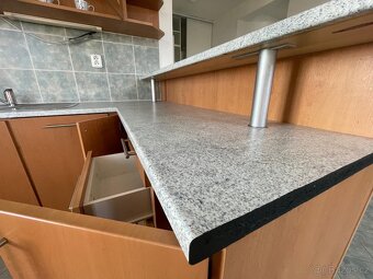 Moderní dřevěná kuchyňská linka se spotřebiči - 3
