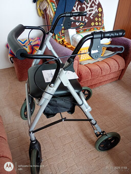 chodítko se sedátkem  a úložným prostorem - 3