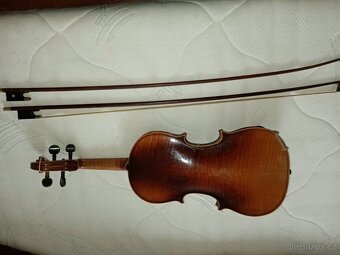 HOUSLE A DVA SMYČCE - 3