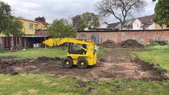 UNC 060 smykový nakladač - 3