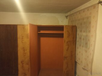 Stará dřevěná skříň. - 3