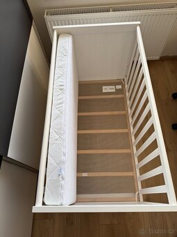Dětská postýlka SUNDVIK IKEA, matrace, prostěradlo, chránič - 3