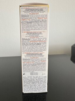 La-Roche Posay Anthelios Age Correct CC SPF50 - 3