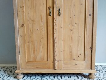Stará, secesní skříň po renovaci, voskovaná - 3
