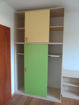 Dětský pokoj - 2x postel, šatní a kombinované skříně, komoda - 3