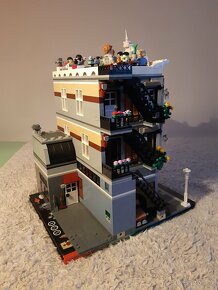 Lego Town Square Pub 10255 - 3