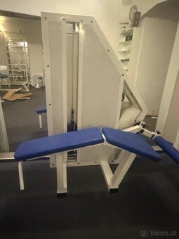 Posilovací stroj na zadní stehna - 3