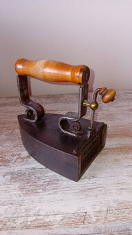 Prodám pěknou starou litinovou žehličku - 3