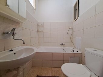 Pronájem 1+kk-zvýšené přízemí 33m2, okno do zahrady. Šilingr - 3