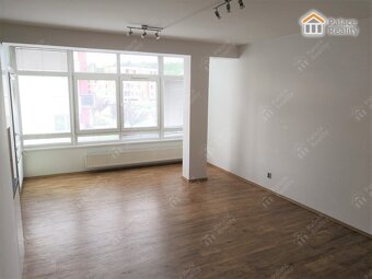 Prostorný byt 2+KK s balkonem, vyhledávaná lokalita - 3