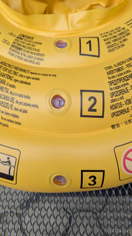 Dětský nafukovací kruh s otvory na nohy. - 3