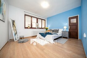 Prodej prostorného třípatrového rodinného domu 300 m2 v Karv - 3