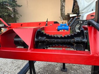 Nový podávací stůl k štípacímu automatu -záruka 36 měsíců- - 3