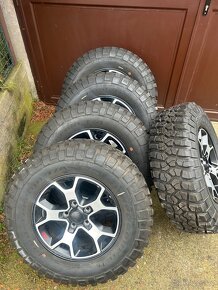Jeep Wrangler sada alu kol r17 originální s pneu BF - 3