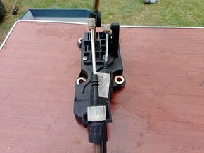 Ford Focus mk1 - kulisa řazení, ruční brzda - 3