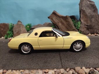 prodám model 1:18 ford thunderbird 2000 - 3