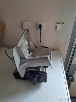 Kráječ na chleba, uzeniny Hyundai FS 804 e - 3