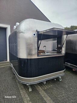 Food truck gastro přívěs v stylu Airstream - 3