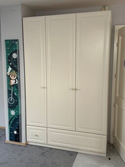 Dětské šatní skříně - sestava s komodou a policemi - 3