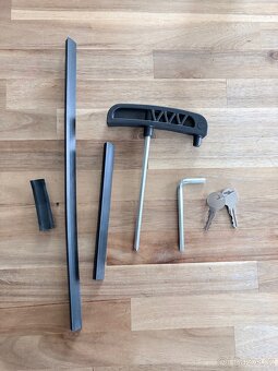 Prodám příčný střešní nosič Hakr - 3