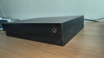 Xbox One X (1TB) +2 ovladače+hry - 3