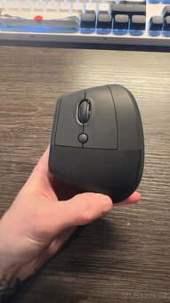 Logitech Lift Vertical Ergonomic Mouse Graphite - 3
