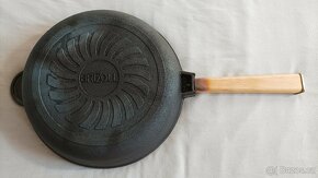 Litinová pánev BRIZOLL, průměr 26 cm, výška 6 cm, vypálená - 3