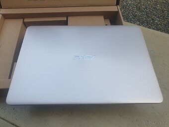 Asus Zenbook UX330U - 3
