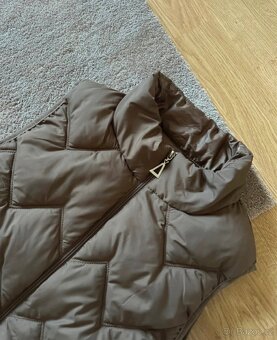 Hnědá vesta se zajímavým prošíváním - 3