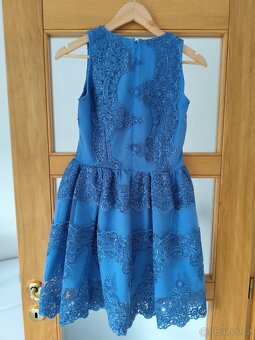 Dámské šaty EMO – modré, krajkové, nové – vel. 38 - 3