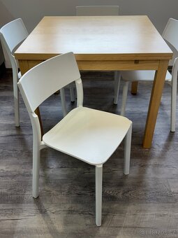 Rozkládací jídelní stůl se čtyřmi židlemi - 3