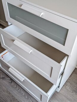 Prodám komodu IKEA BRIMNES - 3