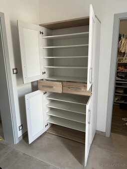 Velká skříň / komoda s policemi – moderní design - 3