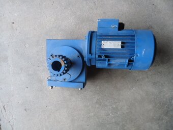 Motor se šnekovou převodovkou - 3