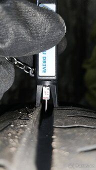 Continental 215/65 R17 v XL - 3