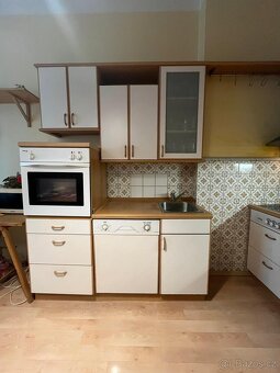 Světlá kuchyňská linka včetně spotřebičů - 3